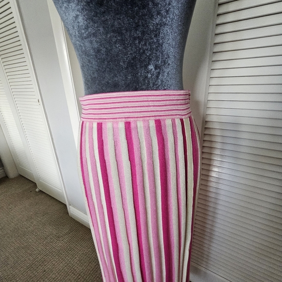 Express Pink and Cream skirt. Pleated with vertical stripes midi length lined. M - Picture 2 of 5